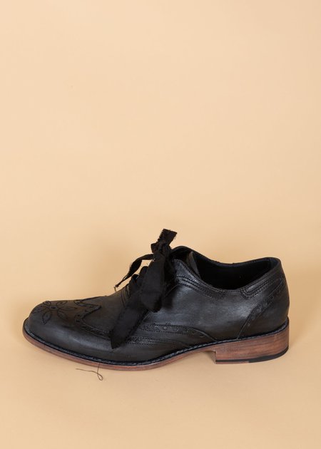 Esquivel Distressed Ribbon Lace Shoe - Black